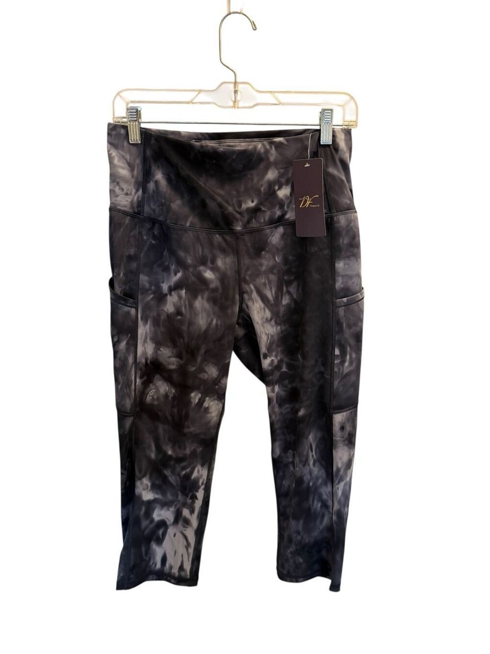 Dragon Fit black gray tie dyed crop capris size large -NWT!